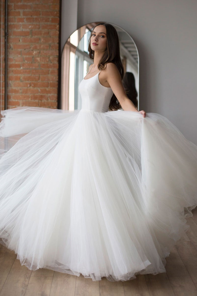 Robe de mariée longue en tulle à bretelles fines Weitese